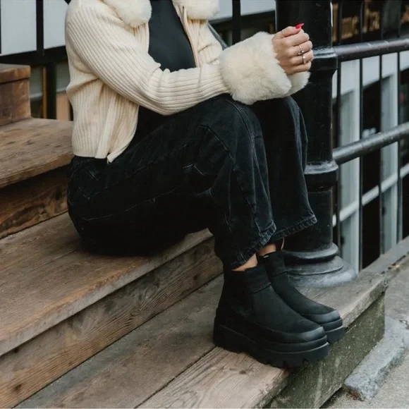 UGG Women's Brisbane Black Platform Chelsea Boots Cabincore Winter Whimsigoth 10 - Picture 10 of 10